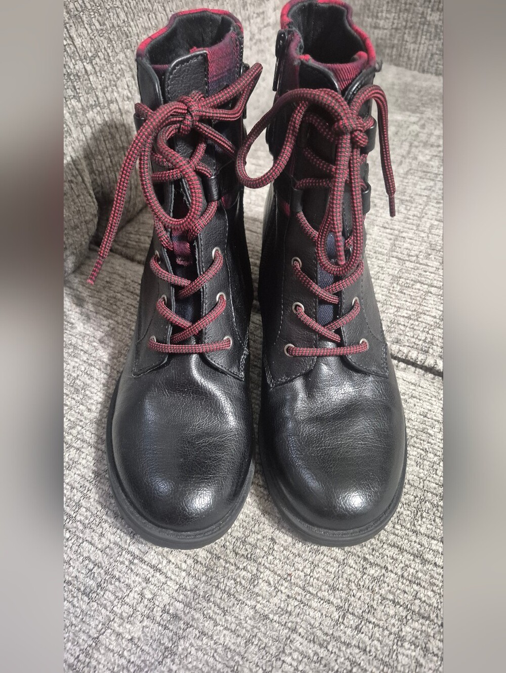 BARETRAPS size 8 Women’s Black Leather Lace-Up Ankle Boots with Burgundy Accents